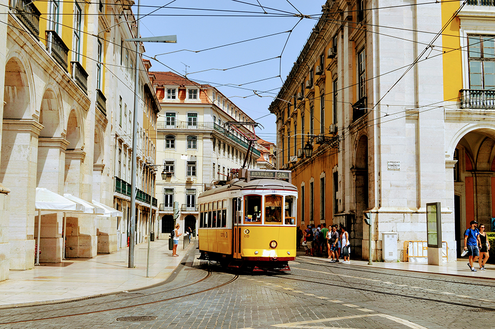 escapadas de lujo baratas: Lisboa. Imagen de un tranvía en la ciudad